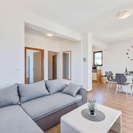 Elegant In With Jacuzzi Maslenica