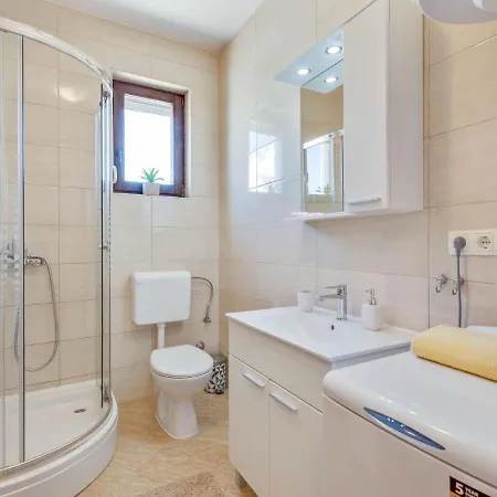 Elegant In With Jacuzzi
