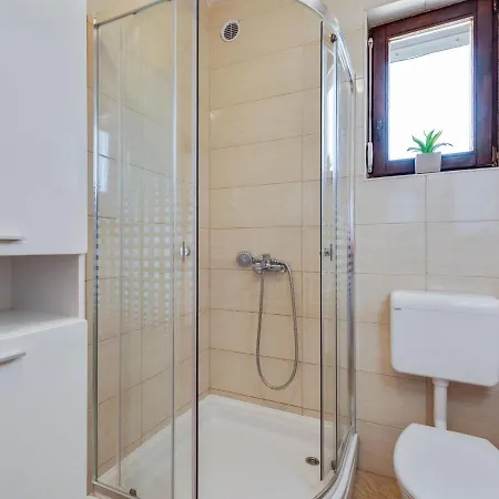 Casa vacanze Elegant In With Jacuzzi